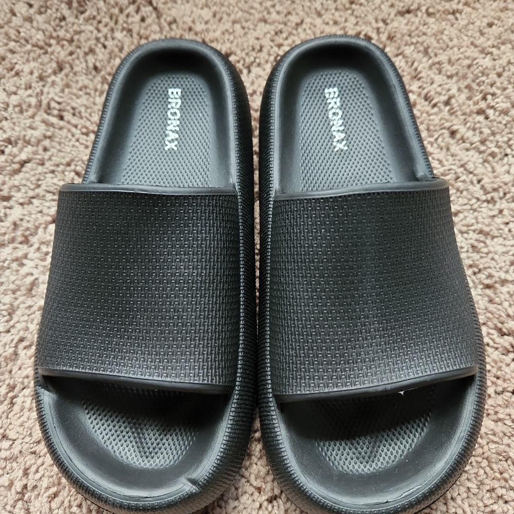 Bronax Cloud Slides Black Size 8 - 8.5 US